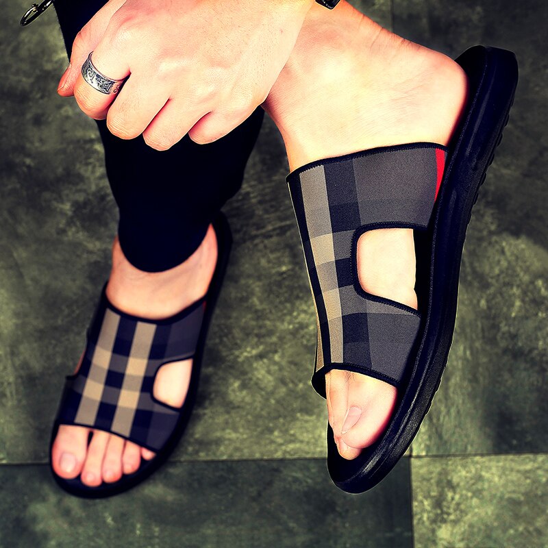 Men's non-slip beach sandals.