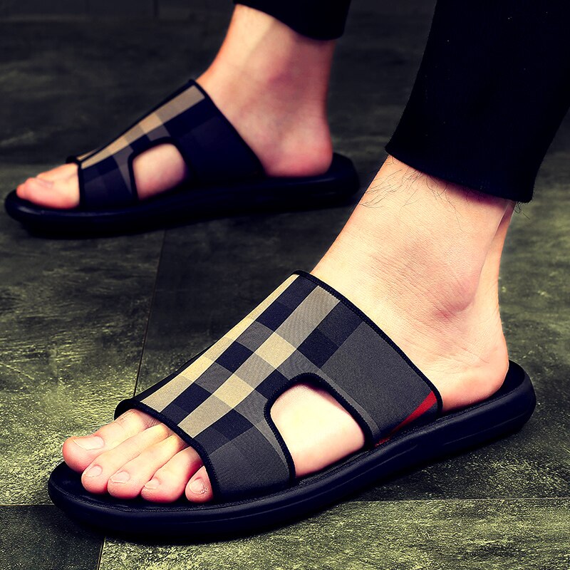 Men's non-slip beach sandals.