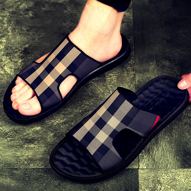 Men's non-slip beach sandals.